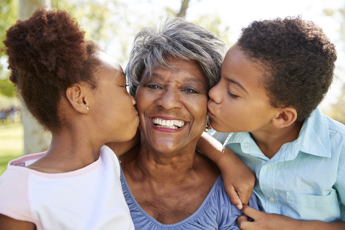 Abuela compartiendo con sus nietos