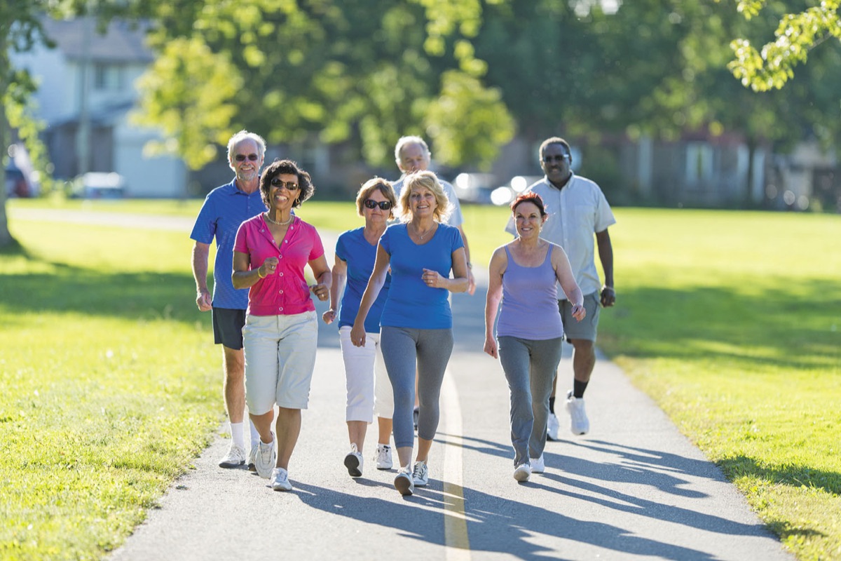 Grupo de adultos mayores caminando por el parque: guías para moverse sin dolor