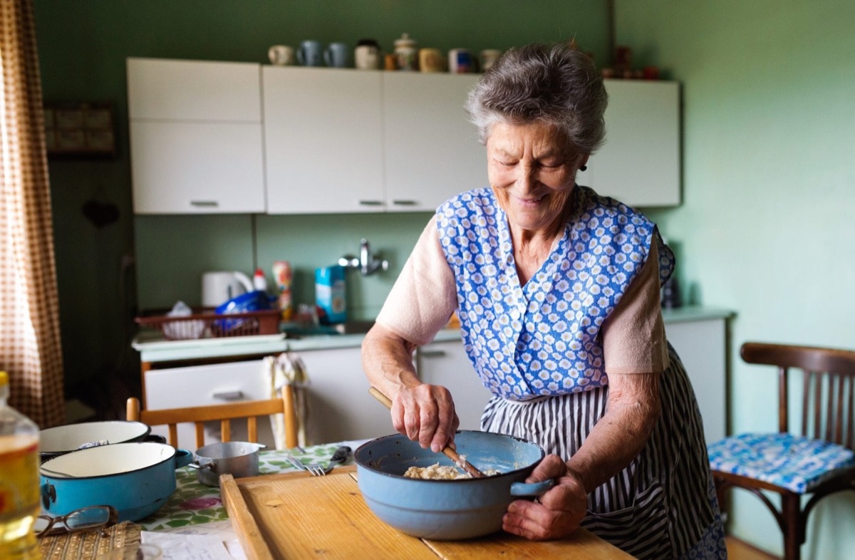 Mujer preparando la once en casa: 2 cápsulas al día acompañan el día a día sin rigidez